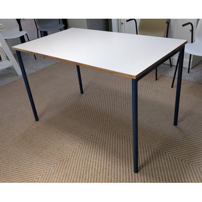vijf rechthoekige tafels van 70 x 120 cm met licht grijs multiplex blad
