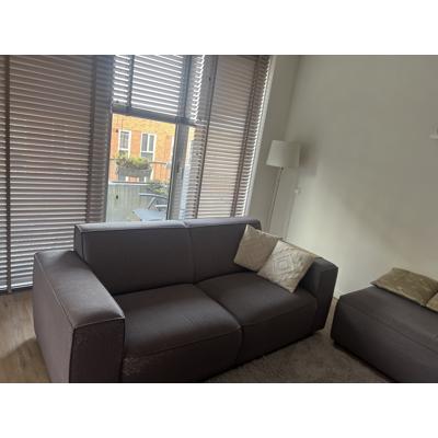 Grijze bank met poef / ottomaan