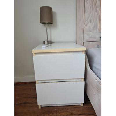 2 witte MALM nachtkastjes