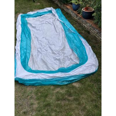 Groot opblaaszwembad van circa 1,5 m x 3 m