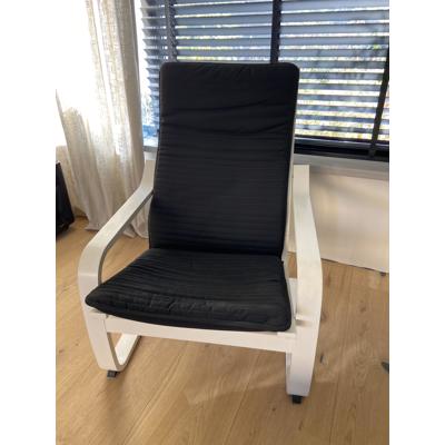 Stoel IKEA wit met zwart kussen