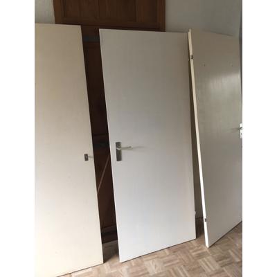 Drie Opdekdeuren met sloten en klinken