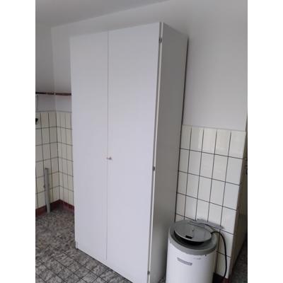 Kast van plaatmateriaal, legplanken, gesloten.