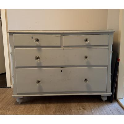 Oude grenen commode