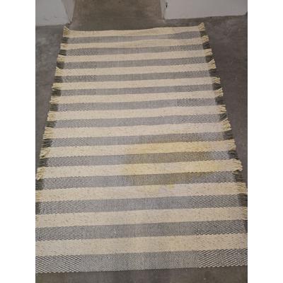 Nieuw vloerkleed met 1 vlek