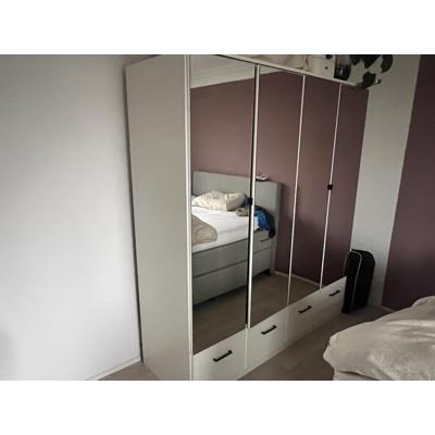 Kledingkast met spiegels