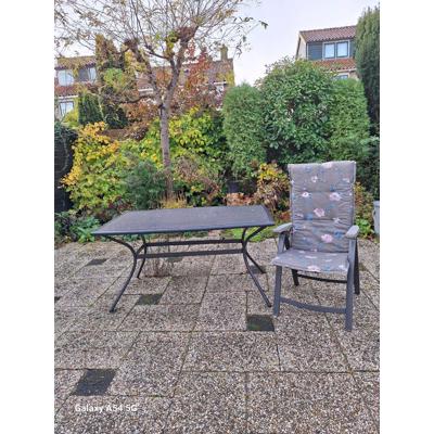 Tuinset en drie kunststof  stoenen