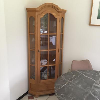 Hoek vitrinekast van hout