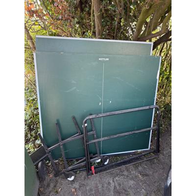 Twee houten bladen tafeltennistafel 