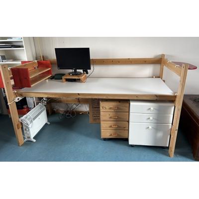 Nog mooi, stevig en degelijk houten bureau met wit bureaublad van 2.25meter bij 1.12 meter