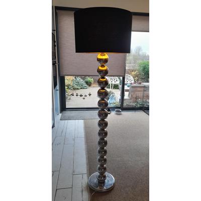 Moderne staande lamp met zwarte kap