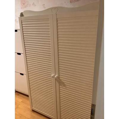 2 lage en 1 hoge grenen kasten en een hoge witte kast