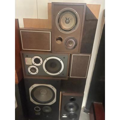 Wand met muziek speakers