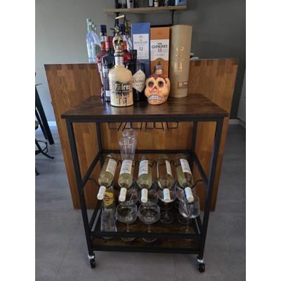 Mobiel tafelkarretje voor wijnflessen en glazen in te hangen.