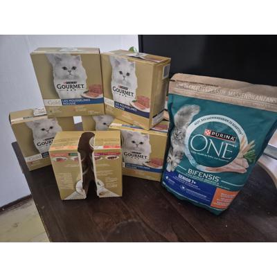 12 pakken met blikjes Purina Kattenvoer (natvoer) en zak Purina One Brokjes