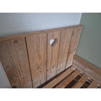 Mooi 1 persoons bed steigerhout met lattenbodem en nachtkastje