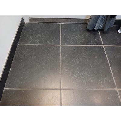 Diverse vloertegels grijs/donkergrijs badkamer/keuken