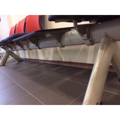 Rij met 4 stoelen en 1 tafel- ideaal voor wachtruimte