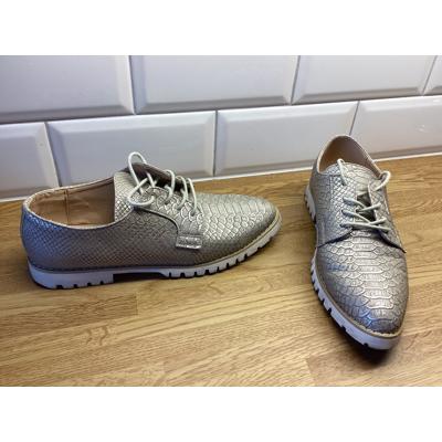 Beige lage schoen
