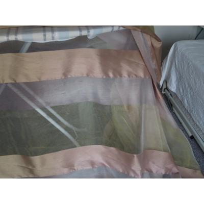 Glanzende vitrage in herfstkleuren, 220 cm hoog, 4 m breed.