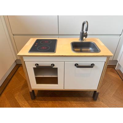 Ikea? keukentje onderstel gebruikt. 