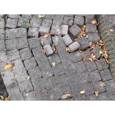 Ruim 10 vierkante meter aan klinkers 