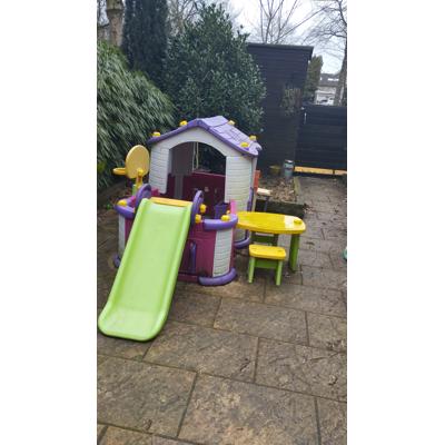 Speelhuisje met glijbaan 