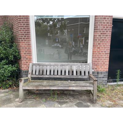Twee tuinbanken