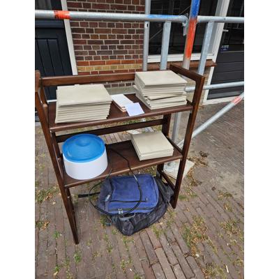 Tegels, rugzakken, kast