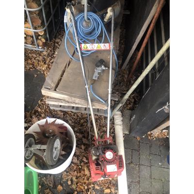 Kleine gemotoriseerde ploeg en egg voor grondverzet