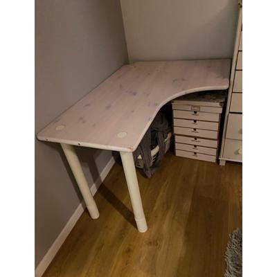 (hoek) Bureau in goede staat met afdraaibare poten. 