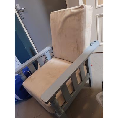 Lichtblauwe comfortabele houten "rokersstoel"