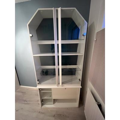 Witte vitrinekast met onderin opbergruimte