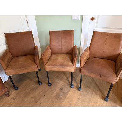 Drie leren eetkamerstoelen