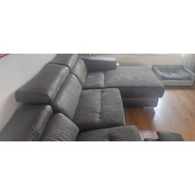 Bruine bank met voetensteun en hocker