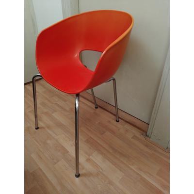 Zes oranje stoelen - kunststof en chroom - stapelbaar