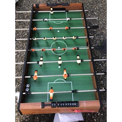 Voetbalspel. Op houten poten ophalen in Vijfhuizen 