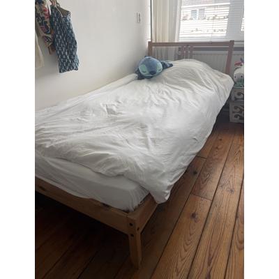 Eénpersoonsbed met lattenbodem en matras 