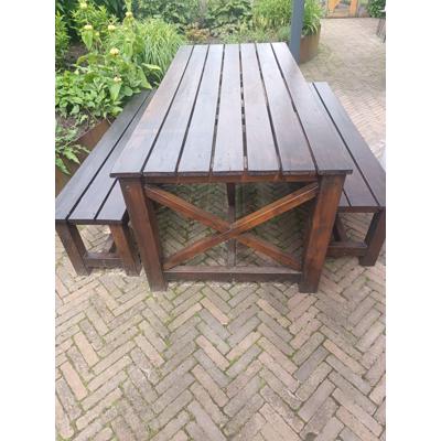 Robuuste houten picknick tafel