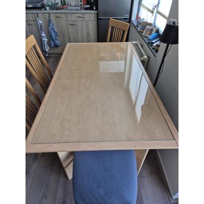 Gratis eettafel + 4 stoelen 