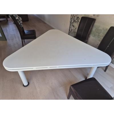 Eettafel driehoek voor 6 personen, stevig met kleine beschadigingen 