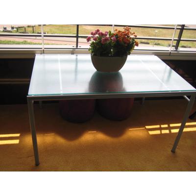 Mooie (tuin) tafel met aluminium frame en glazen blad