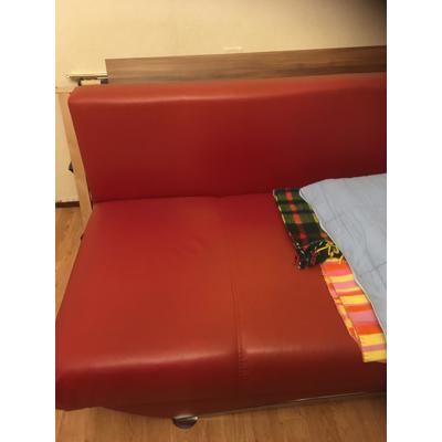  rode kunstlederen slaapbank 