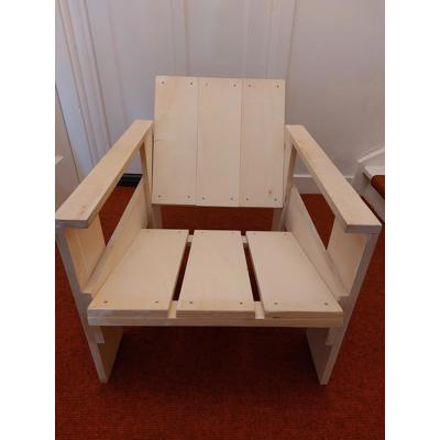 Twee kratstoelen met tafeltje