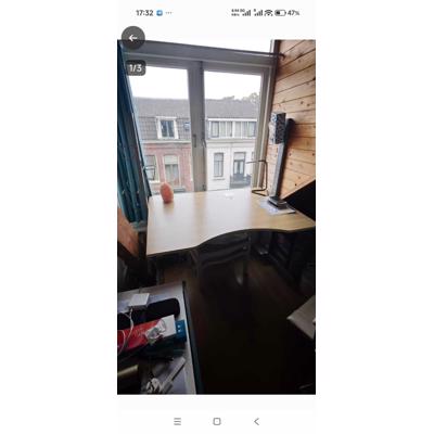 Bureau van Ikea met computersteun