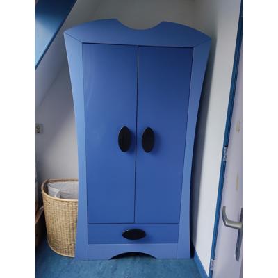 Blauwe kledingkast voor kinderkamer