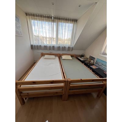 Twee eenpersoons bedden 90x200 compleet met tempur matras en kussens