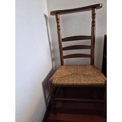 Bidstoel van hout en rieten zitting