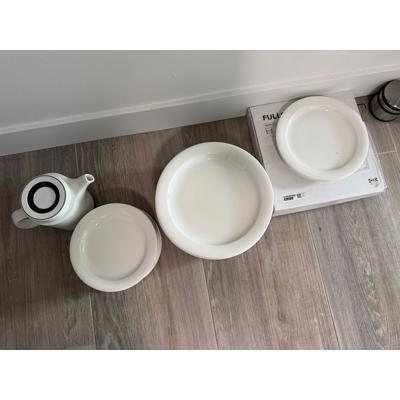 Servies van Arabia Finland: borden en een theepot