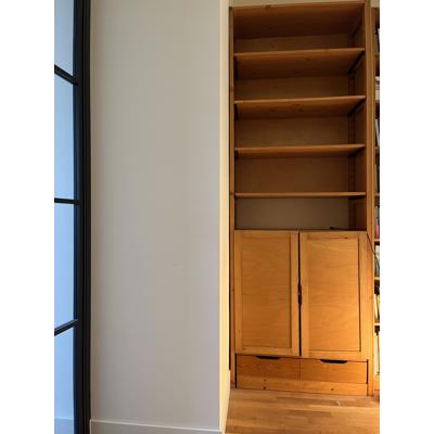 Hoge boekenkast met planken en deurtjes